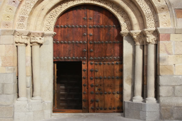 Desmontaje, resturación y montaje de puertas de iglesia